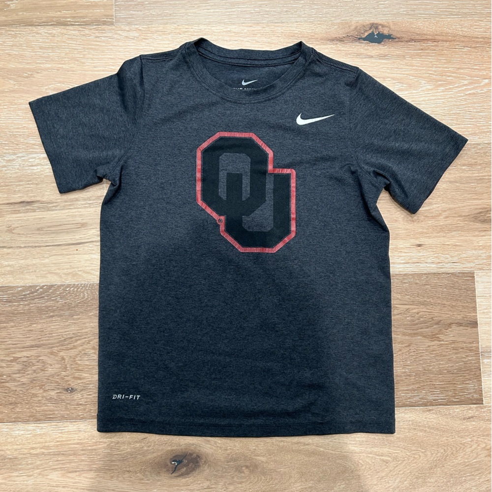 Boys OU‎ Nike size small approximately a boys 7